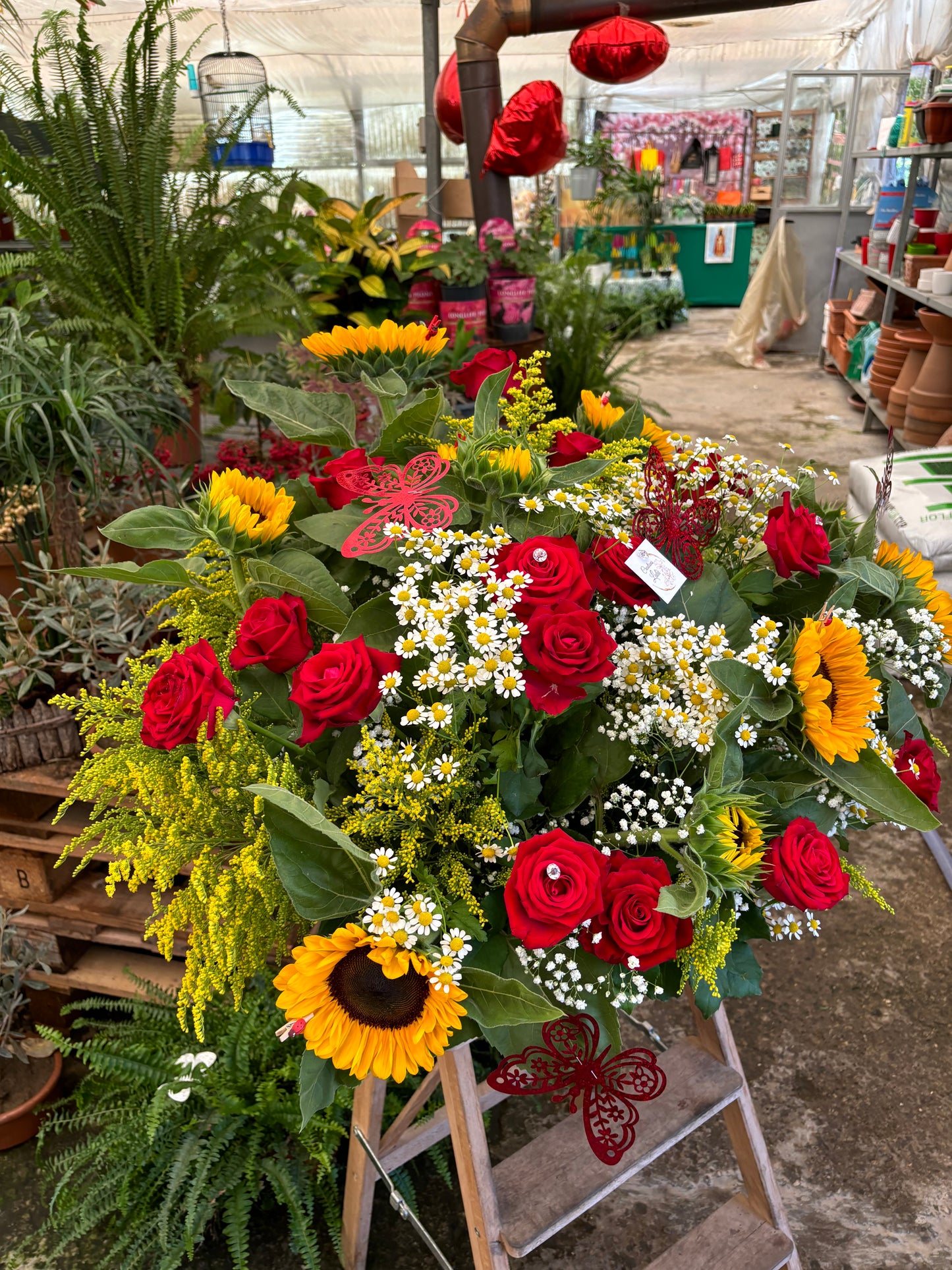 Cesta con fiori freschi